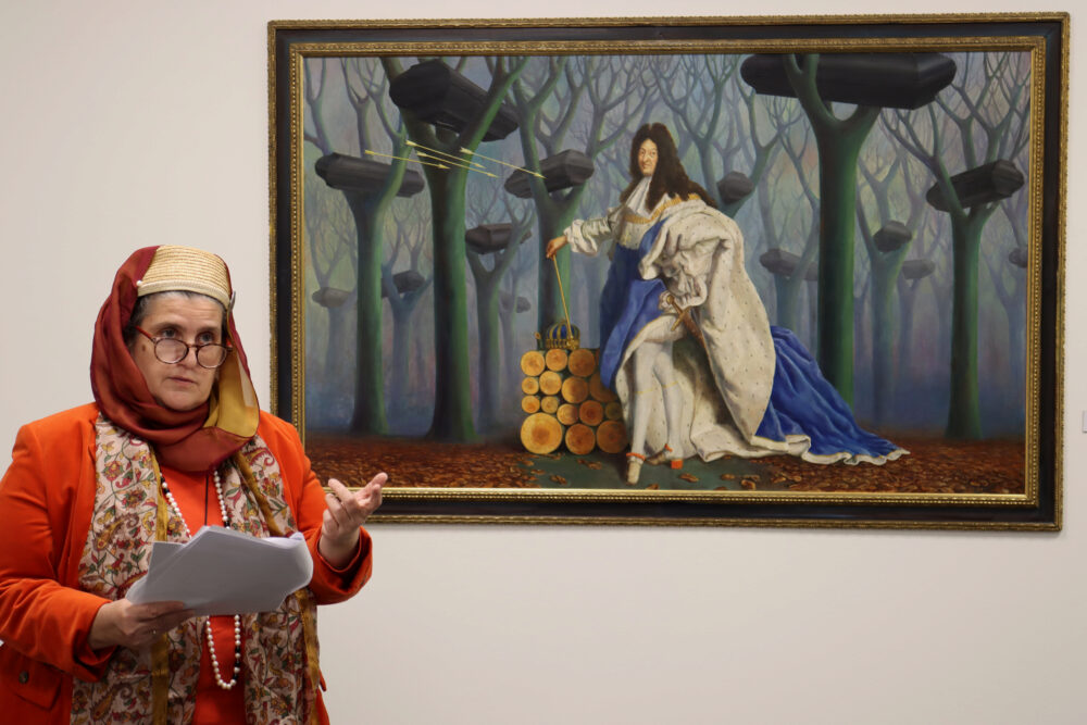 Frau Bilgehan Köhler spricht vor dem Bild „Die Ermordung Ludwig XIV.“ von Wolfgang Lettl.